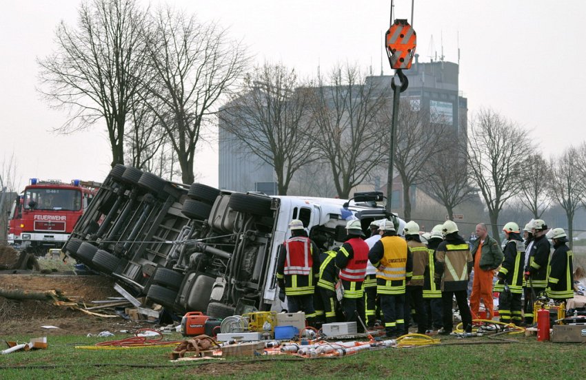 Einsatz BF Koeln VU Noervenich B477 LKW umgestuerzt P43.JPG